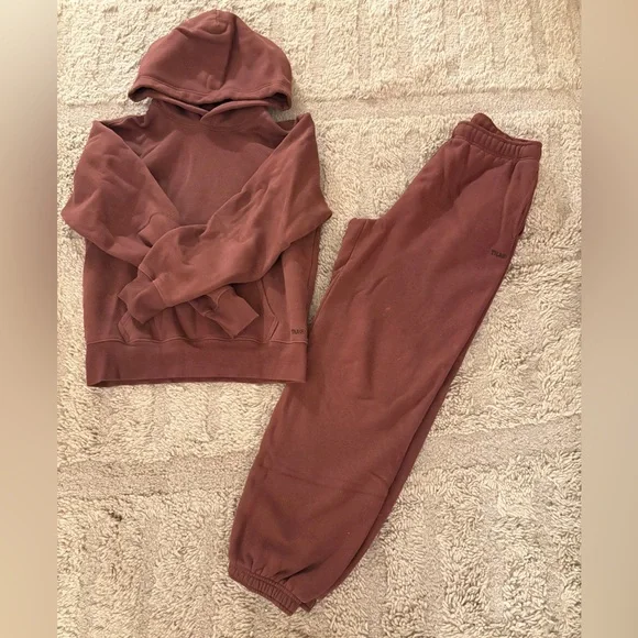 Aritzia TNA sweatsuit set - Picture 1 of 2